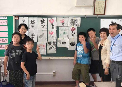 MAKYO芸術協会の水墨画ボランティアチームと小学校を訪問。(2017年)